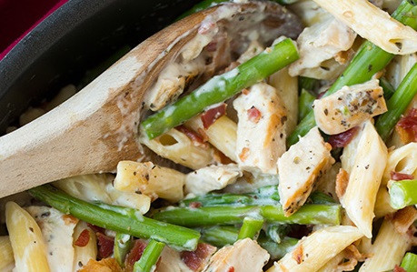 1. Этап. Пенне с курицей и спаржей: 3. Если, по вашему мнению, блюдо сухое, добавьте полстакана воды, в которой варилась паста. Перемешайте, прогрейте. Блюдо готово! При подаче к пенне с курицей спаржей можно подать тертый сыр 