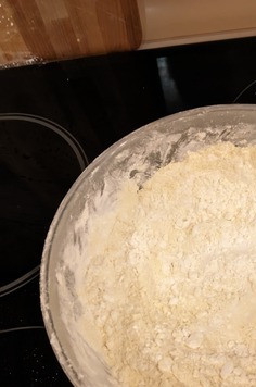 1. Этап. Курочка как в KFC: В миску, насыпьте 50/50 муки и крахмала, добавьте 1/3 ч. л. эмульгатора