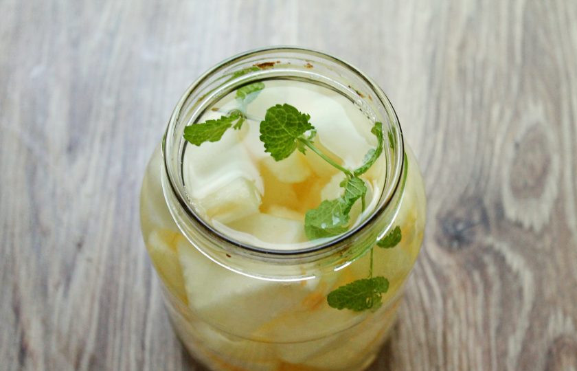 1. Этап. Дынная водка: Положите сверху веточку мяты.