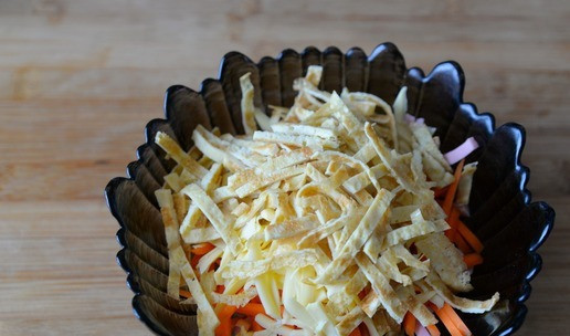 1. Этап. Салат Шустрый Петя: Остывшие яичные блинчики режем полосками. Добавляем в салат.