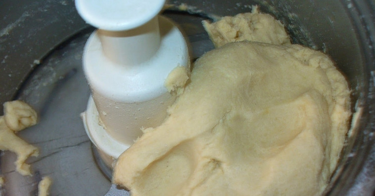 1. Этап. Пирог с малиной: 1. Масло растопим и смешаем с сахаром, желтком яйца, мукой и разрыхлителем.