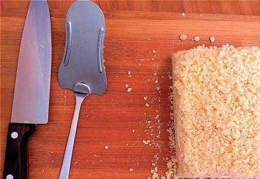 1. Этап. Пирожное Ноябрь: Сверху присыпать крошкой.