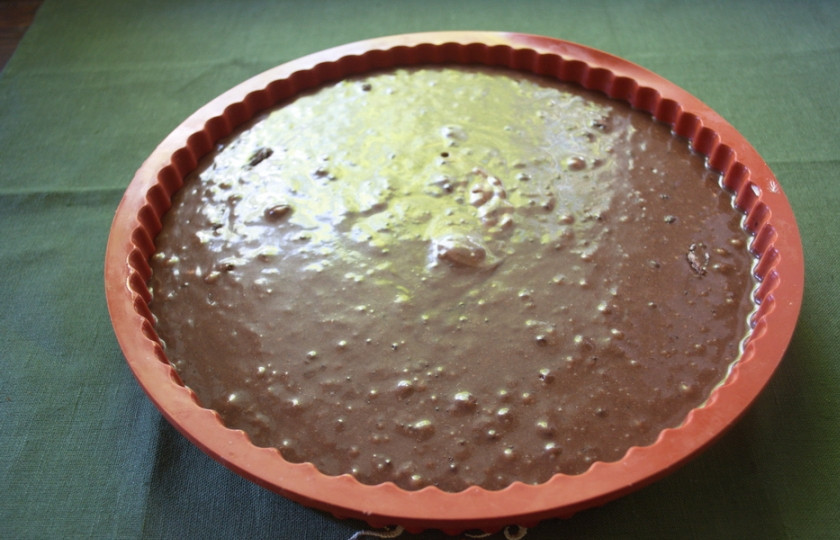 1. Этап. Пирог на заварке: Влейте растительное масло. Растопите сливочное масло и также добавьте в тесто, перемешайте. Форму смажьте растительным маслом. Выложите в форму тесто. Тесто должно получиться как густая сметана.