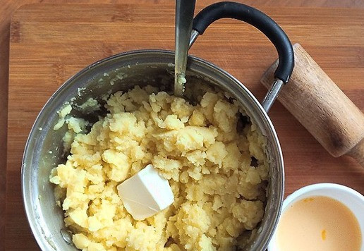 1. Этап. Суздальский яблочник: Нужно сварить картофель для пюре. Приготовить смесь яйца с молоком и солью, сливочное масло. Со сваренного картофеля сливаем полностью воду. Толкушкой мнём, добавляем сливочное масло. Даём немного остыть пюре.