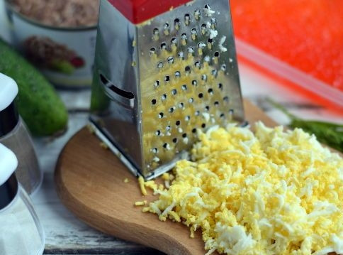 1. Этап. Бутерброды с тунцом и икрой: 3. Натираем на среднюю терку заранее отваренное яйцо и добавляем к сырной массе.