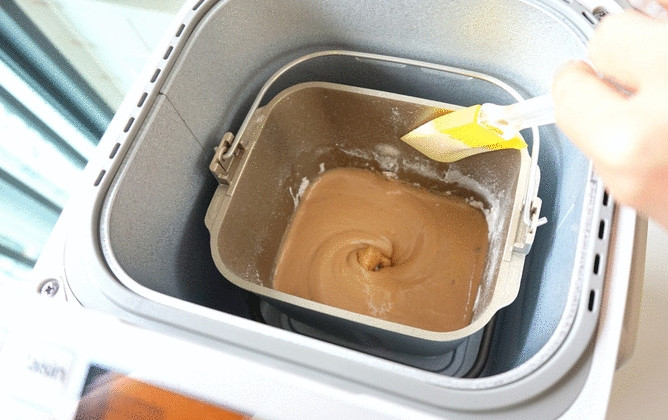 1. Этап. Кекс Столичный в хлебопечке: После звукового сигнала, не выключая программу, откройте крышку и силиконовой лопаточкой перемешайте массу, убрав со стенок остатки муки.