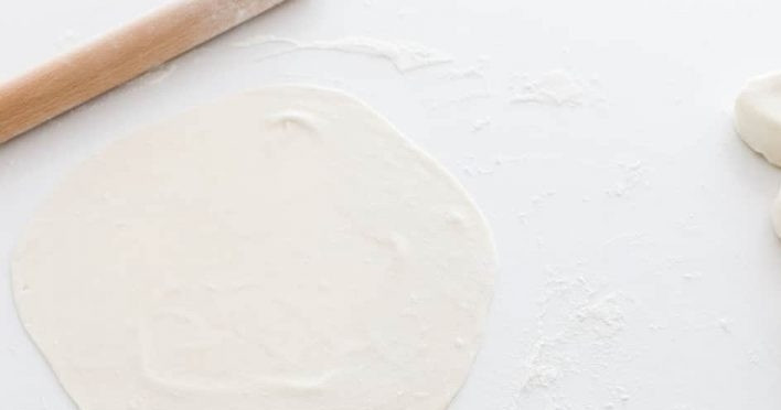 1. Этап. Жареные лепешки с зеленым луком: 3. Возьмите одну часть и раскатайте в тонкую лепешку.