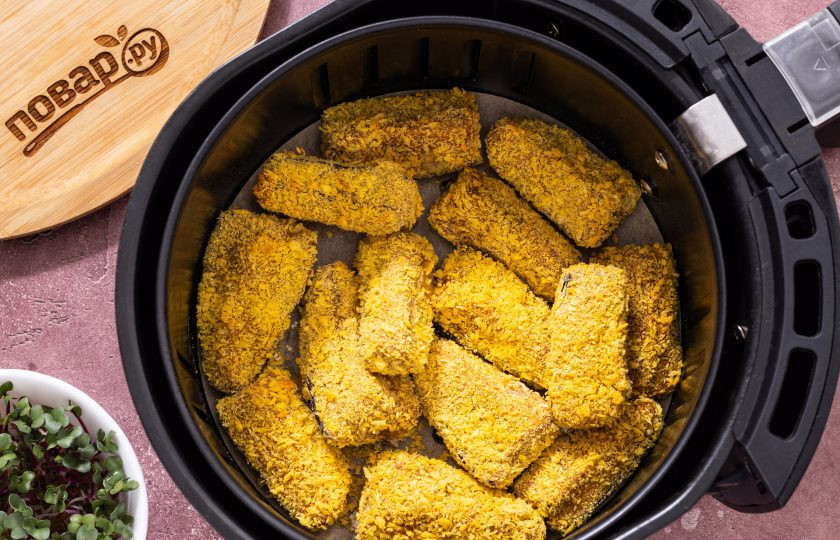 1. Этап. Хрустящие баклажаны в аэрогриле: Спустя 15 минут переверните баклажаны, чтобы они равномерно приготовились.