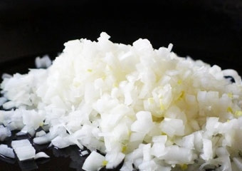 1. Этап. Рыбные тефтели: Очищаем лук и шинкуем его. Зелень нарезаем мелко. Половину нарезанного лука и зелень добавляем к рыбному фаршу.