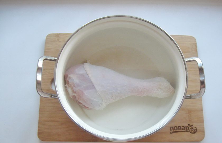 1. Этап. Суп из голени индейки: Голень индейки помойте, выложите в кастрюлю и залейте водой.