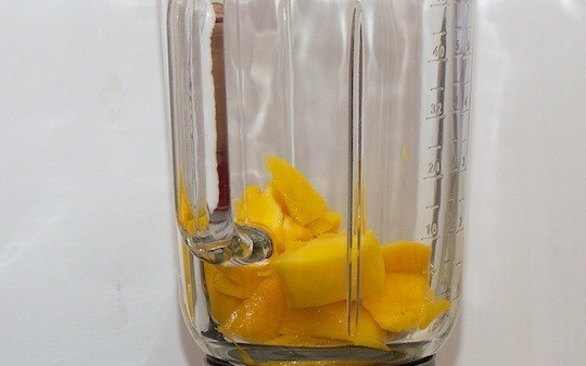 1. Этап. Смузи из манго и абрикоса: Измельчите манко с конфитюром в блендере до состояния пюре.