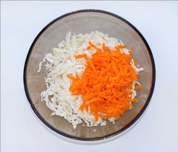 1. Stage. Coleslaw salad: Finely chopped cabbage. Knead with your hands. Peel and grate carrots.