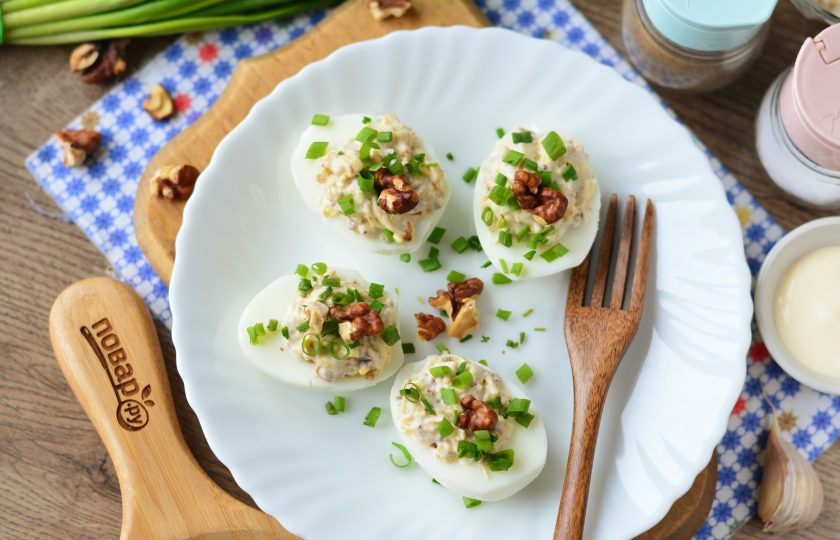 1. Этап. Яйца фаршированные орехами: Фаршированные яйца остудите в холодильнике, присыпьте мелко рубленым зеленым луком и подавайте к столу. Приятного аппетита!