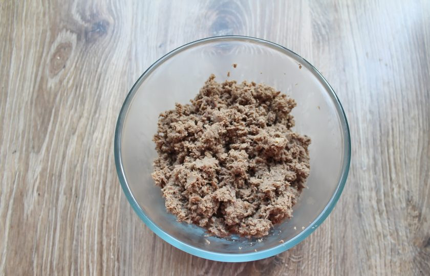 1. Этап. Зразы с ливером: Ливер порежьте на кусочки и прокрутите в мясорубке или измельчите в блендере.