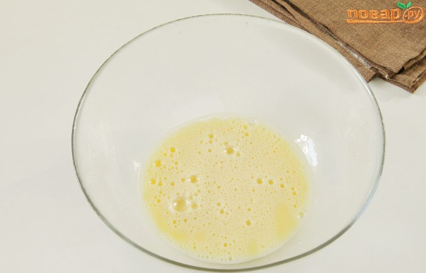 1. Этап. Шоколадный пирог с изюмом: В глубокой миске взбейте яйца.