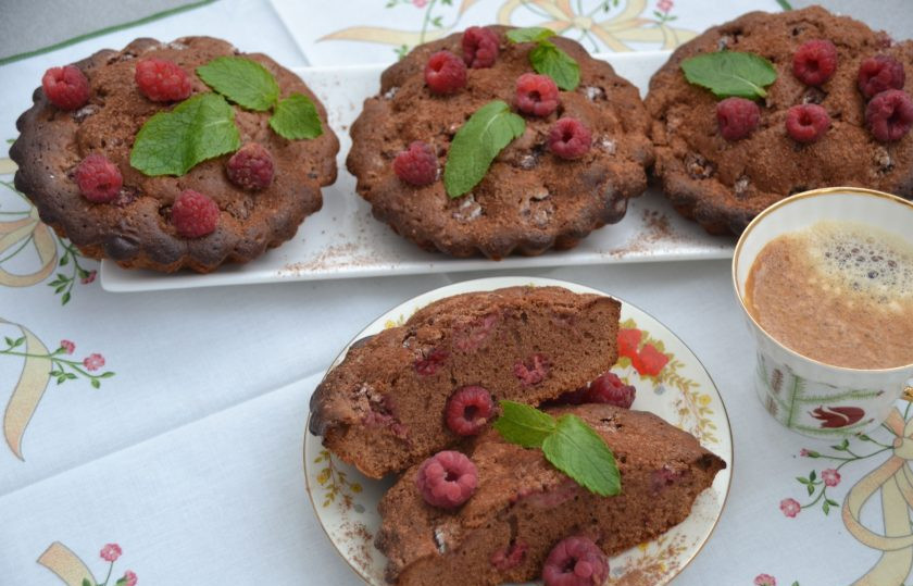 1. Этап. Брауни с малиной: Перед подачей слегка присыпьте брауни какао-порошком. Необыкновенно вкусный десерт готов! Кстати, брауни можно готовить и зимой, с замороженной малиной.