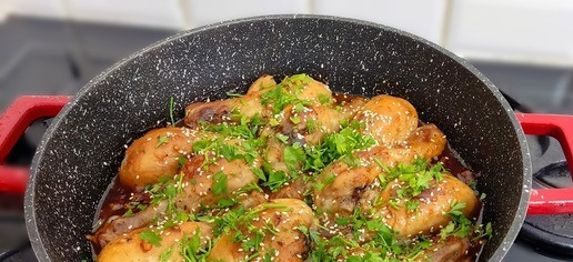 1. Этап. Куриные голени в чесночно-медовом соусе: Вынуть из духовки, посыпать куриные ножки кунжутными семечками, зеленью петрушки и подавать к столу.