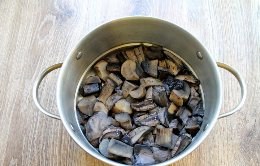 1. Этап. Маринад для подосиновиков: Откиньте грибы на дуршлаг и промойте холодной водой. Дайте воде полностью стечь.