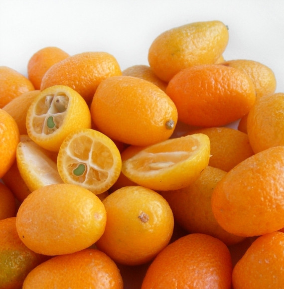 1. Этап. Варенье из кумквата: Кумкваты режем пополам и вынимаем косточки. Косточки собрать в марлевый мешочек. Они хорошо желируют варенье.