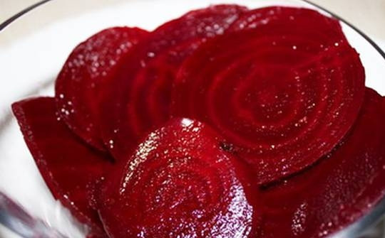 1. Этап. Селедка под шубой фуршетная: 2. Дальше отварим свеклу, натрем ее на самой мелкой терке.