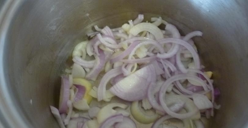 1. Этап. Похлебка по-суворовски: 1. Кастрюлю ставим на огонь, наливаем немного подсолнечного масла. Луковицу чистим и моем, нарезаем полукольцами и отправляем в кастрюлю. Готовим до мягкости.