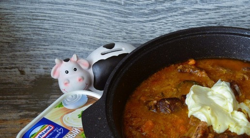 1. Этап. Говяжья голяшка в сливочно-овощном соусе: Добавить плавленый сыр 