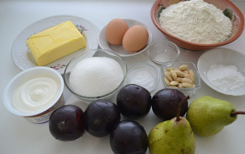 1. Этап. Пирог с грушами и сливами: Подготовьте ингредиенты.