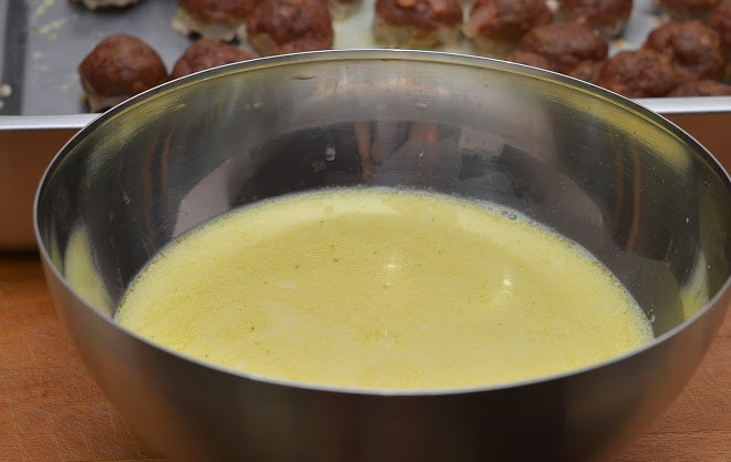 1. Этап. Сметанный соус для котлет: 3. Самое время добавить сметану. Соус посолить и поперчить по вкусу. Тщательно перемешать до получения однородной массы.