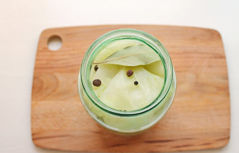 1. Этап. Листья капусты для голубцов на зиму: В банки выложите перец и лавровый лист.