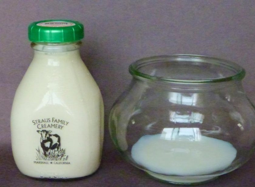 1. Этап. Сметана дома: 1. Возьмите стеклянную форму (можно банку) и влейте в нее кефир.