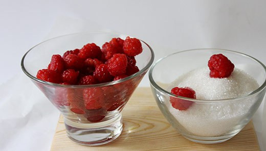 1. Этап. Малиновое варенье жидкое: 1. Подготовим ингредиенты. Малину очищаем от мелкого мусора, но не моем.