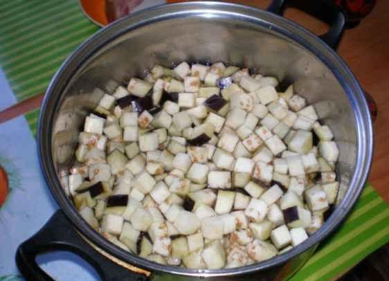 1. Этап. Рагу из баклажанов и кабачков: Первое что делаем опускаем баклажаны в подсоленную воду минут на 20.