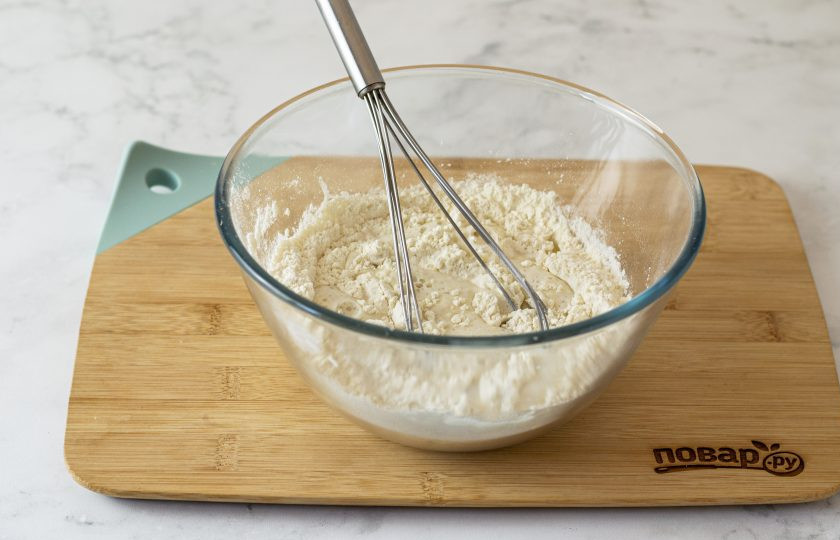 1. Этап. Вегетарианская пицца без дрожжей: Для теста просейте муку в глубокую миску, добавьте щепотку соли. Перемешайте.