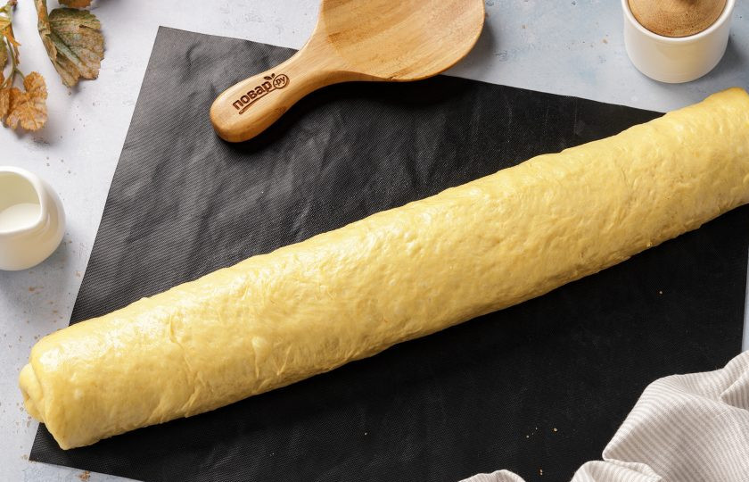 1. Этап. Тыквенные синнабоны: Сверните тесто в рулет и защипните место шва.