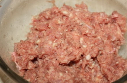 1. Этап. Драники с фаршем: В фарш выложить порезанный лук, добавить соль, перец, чуть-чуть воды. Хорошо перемешать.