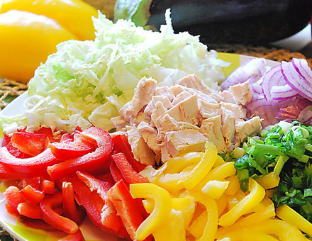 1. Этап. Салат Радуга с куриным филе: 1. Курицу отварим и остудим. Нарезаем мелкими кусочками. А вот овощи можно не мельчить, - чтобы салат получился красочнее. Смешаем все ингредиенты.