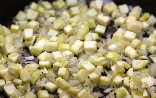 1. Этап. Фриттата: Затем добавляем к луку нарезанные на мелкие кубики кабачки. Обжариваем около 5 минут, постоянно помешивая.