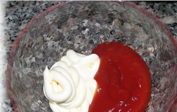 1. Этап. Азу из свинины в горшочках: Готовим соус для заправки. Для этого смешиваем майонез и сладкий кетчуп.