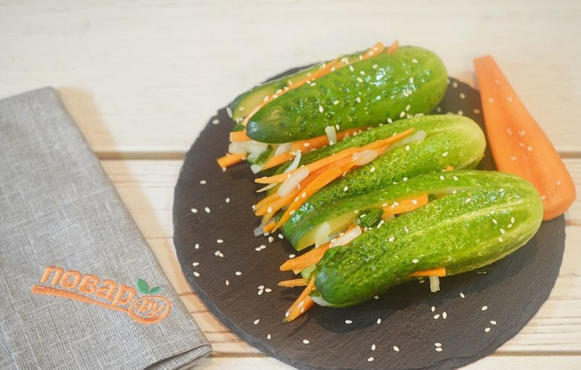 1. Этап. Огурцы по-корейски на закуску: 6. Посыпьте кунжутом и подавайте через 10 минут.