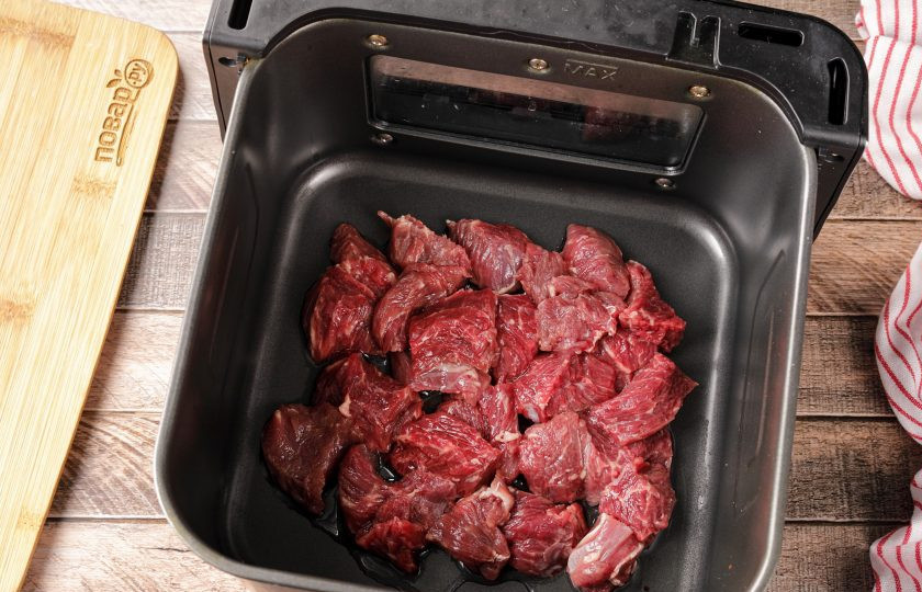 1. Этап. Плов в аэрогриле: В чашу аэрогриля налейте 1-2 ст.л. растительного масла и выложите нарезанное мясо.