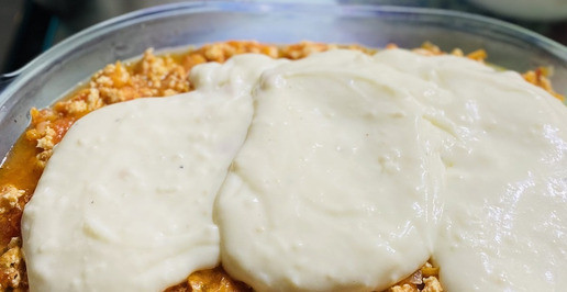 1. Этап. Кабачковая лазанья с фаршем и соусом бешамель: Добавить соус бешамель, распределить