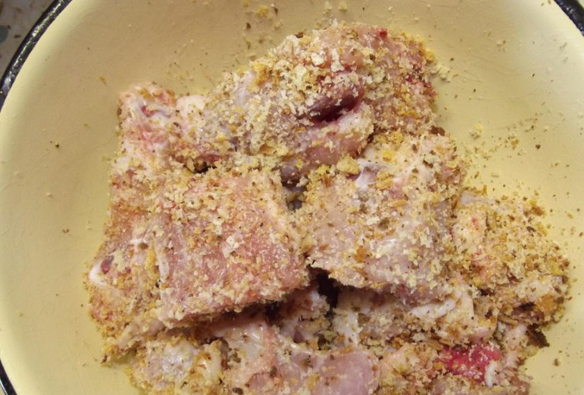 1. Этап. Курица в сухарях: 2. Смешиваем в миске панировочные сухари, специи и соль с перцем, - по вашему вкусу. Обваливаем в этой смеси ножки.