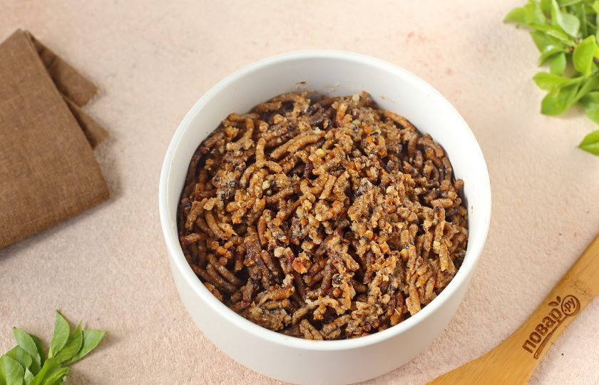 1. Этап. Паста Гиппократа с лимоном: Затем воду слейте, сухофрукты снова промойте, обсушите и пропустите через мясорубку вместе с орехами и лимоном (шкурку у лимона не убираем).