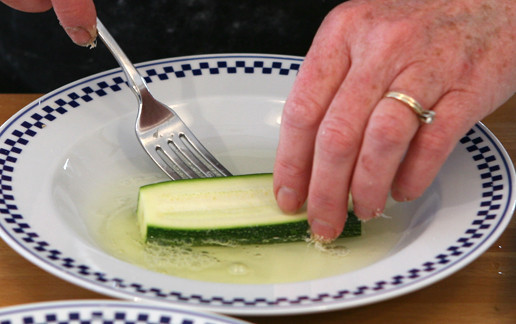 1. Этап. Кабачки в кляре в духовке: Кабачок обмакните в белок.