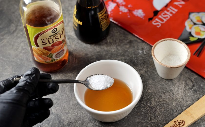1. Этап. Роллы с тунцом и кунжутным соусом: В небольшой пиалочке смешайте уксус, сахар и соль, чуть подогрейте в микроволновке, размешайте до полного растворения кристаллов.