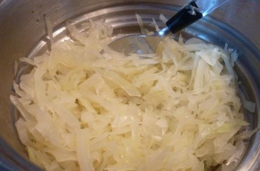 1. Этап. Капустные оладьи в духовке: 1. Первым делом нужно нашинковать тоненько капусту. Выложить ее в дуршлаг и опустить в кипящую воду на пару минут, а затем быстро вынуть и дать стечь лишней жидкости. Оставить капусту остывать.