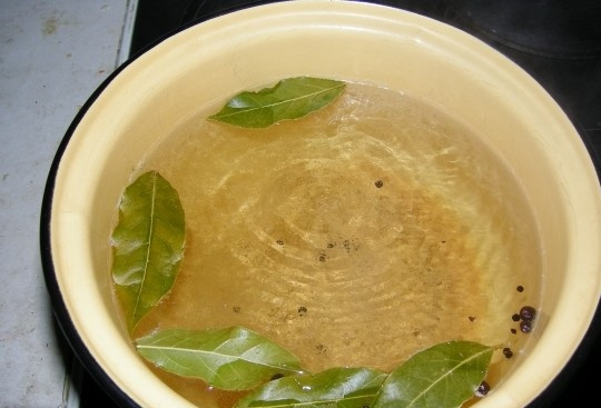 1. Этап. Капуста по-грузински: 8. Теперь можно заняться маринадом. Для такого объема кастрюлю потребуется тройная порция ингредиентов, указанных в рецепте (на 3 литра воды). В воду насыпьте сахар, соль, добавьте лавровый лист, перец, уксус.