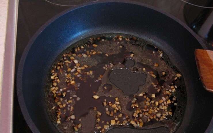 1. Этап. Китайская лапша с морепродуктами: 6. Вливаю соевый соус (его количество можно увеличивать или уменьшать).