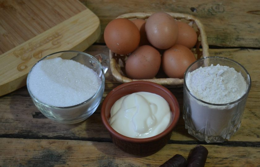 1. Этап. Торт Панчо: 1. Подготовьте все необходимые ингредиенты. Как всегда, для приготовления бисквитного коржа яйца должны быть холодными, а мука должна иметь комнатную температуру.