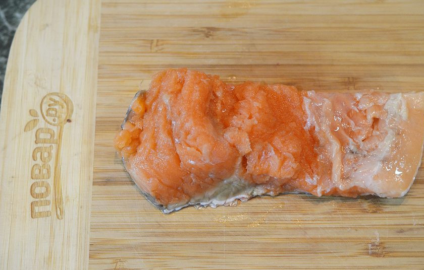 1. Этап. Лосось с соусом из горчицы и укропа: 1. Лосось помойте, обсушите.